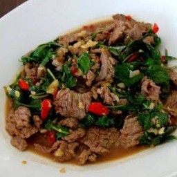 กระเพราเนื้อเป็นกลับข้าว