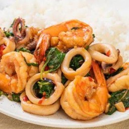 กะเพราทะเลราดข้าว