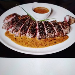 เนื้อสันนอกดรายเอจ 75 วัน เคลือบด้วยพริกไทยกัมปอต