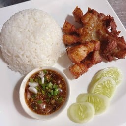 ข้าวหมู 3 ชั้นทอด น้ำจิ้มแจ่ว