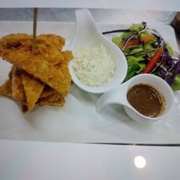 สันนอกหมูหมักเครื่องเทศชุปเกล็ดขนมปังทอดกรอบเสิร์ฟพร้อมซอสทาร์ทาร์และสลัดผักสด