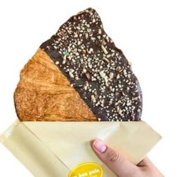 ครัวซองต์บางกรอบ Flat Croissant Chocolate Almond