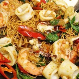 ผัดกระเพรามาม่าทะเล