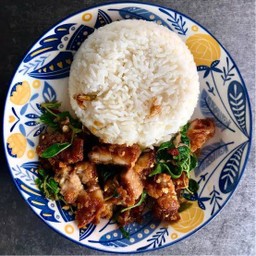 ข้าวกระเพราคอหมูทอด