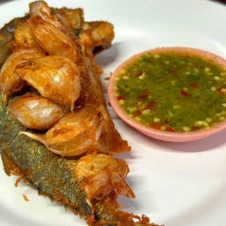 ปลาทูทอดกระเทียม+น้ำจิ้มซีฟู้ด