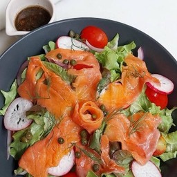 สลัดแซลมอนรมควัน