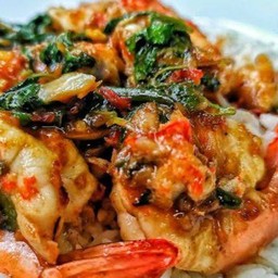 กะเพรากุ้งราดข้าว