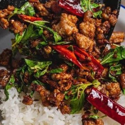 ข้าวผัดกระเพรา เนื้อติดมัน ( ข้าวหอมมะลิ )