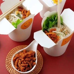 หมี่ไก่ฉีกใกล้ฉัน