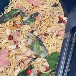 สปาเก็ตตี้พริกแห้งเบคอน