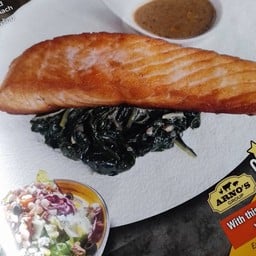 ปลาแซลมอนย่างในกะทะเสิร์ฟพร้อมผักโขมผัดกระเทียมในซอสครีม