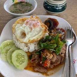 ผัดกระเพรา 2 ใจราดข้าว (เนื้อสับ และ กุ้ง) พิเศษ ใส่ไข่ 2 ใบ (ไข่เยี่ยวม้า และ ไข่ดาว)