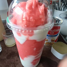 โยเกิร์ตสตอเบอร์รี่สดปั่น