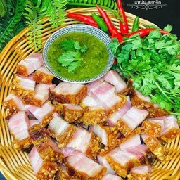 หมูกรอบพร้อมน้ำจิ้ม