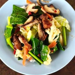 ผัดผักรวมใส่หมูกรอบ