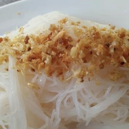 หมี่ลวกคลุกกะเทียม