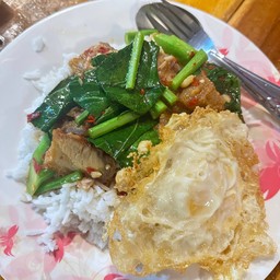 ผัดคะน้าหมูกรอบ