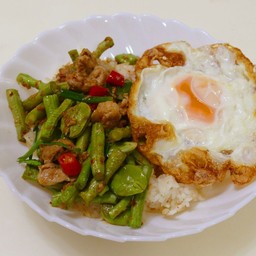 ข้าวผัดพริกแกงหมู