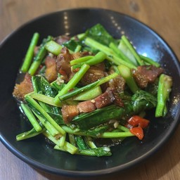 ผัดคะน้าหมูกรอบ