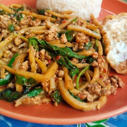 กะเพราหน่อไม้หมูสับ