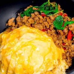 ข้าวไข่ข้นผัดกะเพราราดข้่าว