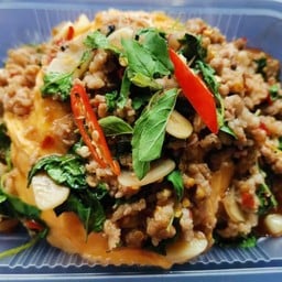 ข้าวไข่ข้นซอสกระเพราหมูสับพริกแห้ง