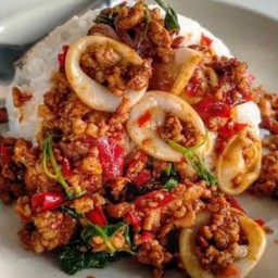 ข้าวกะเพราหมูสับ+ปลาหมึกพริกแห้ง