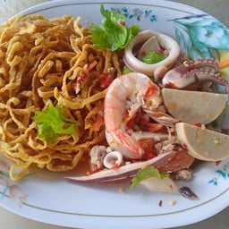 ยำหมี่กรอบ