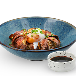 ข้าวผัดกระเทียมเนือโคขุนไข่