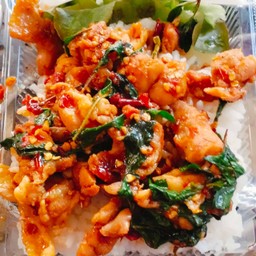 กระเพราไก่ชิ้นข้าวสวย