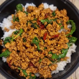 ข้าวกะเพราปลาแซลม่อนพริกแห้ง