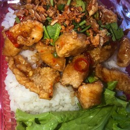 กระเพราหมูชิ้นพร้อมข้าว