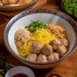 บะหมี่แห้งลูกชิ้นเนื้อแท้