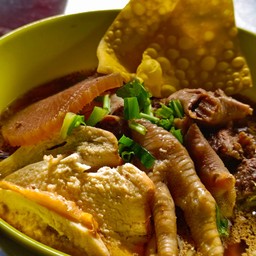 ก๋วยเตี๋ยวไก่ พิเศษตีนไก่