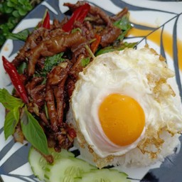 ข้าวผัดน้ำพริกเผาตีนไก่