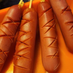 ไส้กรอกแดง แหลมทองในตำนาน  2ไม้ 35บาท