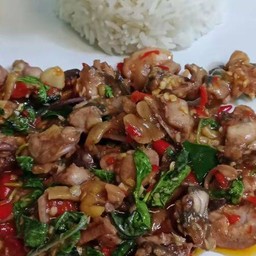 ผัดกระเพรากบราดข้าว