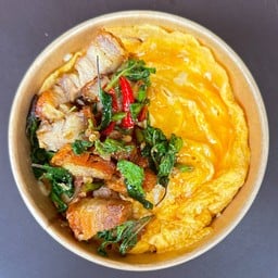 ข้าวไข่ข้นกระเพราหมูกรอบ