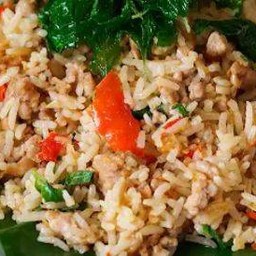 ข้าวผัดกระเพราคลุกหมู