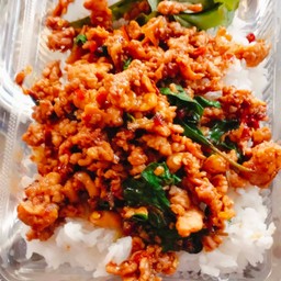 กระเพราไก่สับพร้อมข้าว