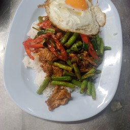 ข้าวผัดพริกแกง