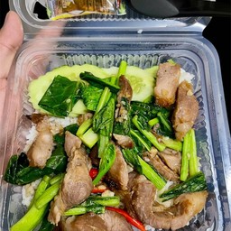 ข้าวคะน้าหมูย่าง