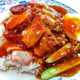 ข้าวหมูแดงราดซอสน้ำแดง