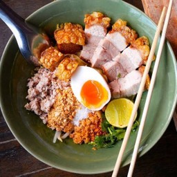 ก๋วยเตี๋ยวต้มยำหมูกรอบแห้ง
