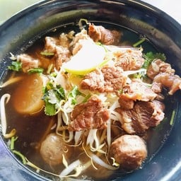 ก๋วยเตี๋ยวนูรูลฮาลาลสี่สหาย