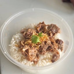 ข้าวหมูตุ๋นทอดกระเทียม