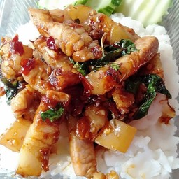 กระเพราหมูสามชั้นพร้อมข้าว