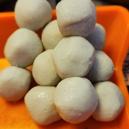 ลูกชิ้นปลาเยาวราช 2 ไม้ 35 บาท