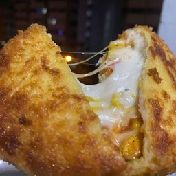 (พิซซ่าทอด) โบโลน่าปูอัดข้าวโพด+ชีส