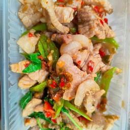 กระเพราหมูชิ้นรสจัดจ้าน